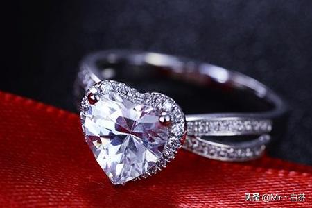 钻戒品牌排行榜前十名图片（中国钻戒品牌排行榜前十名）-第1张图片